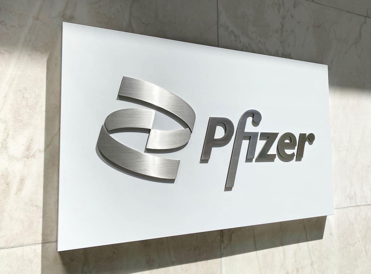 Pfizer at a Crossroads: Leadership, Strategy, and the Risk of a Narrative Cliff