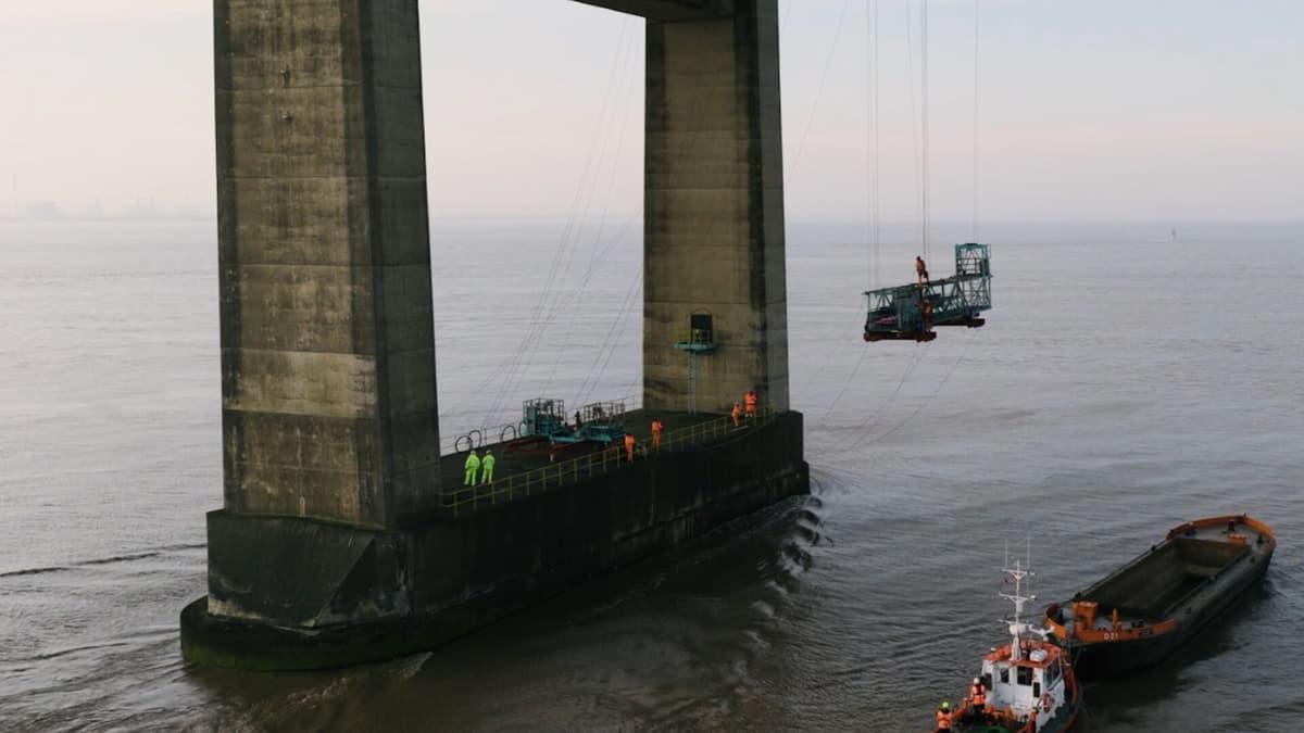 Video | National Highways Lower 25t Gantry From Prince of Wales Bridge