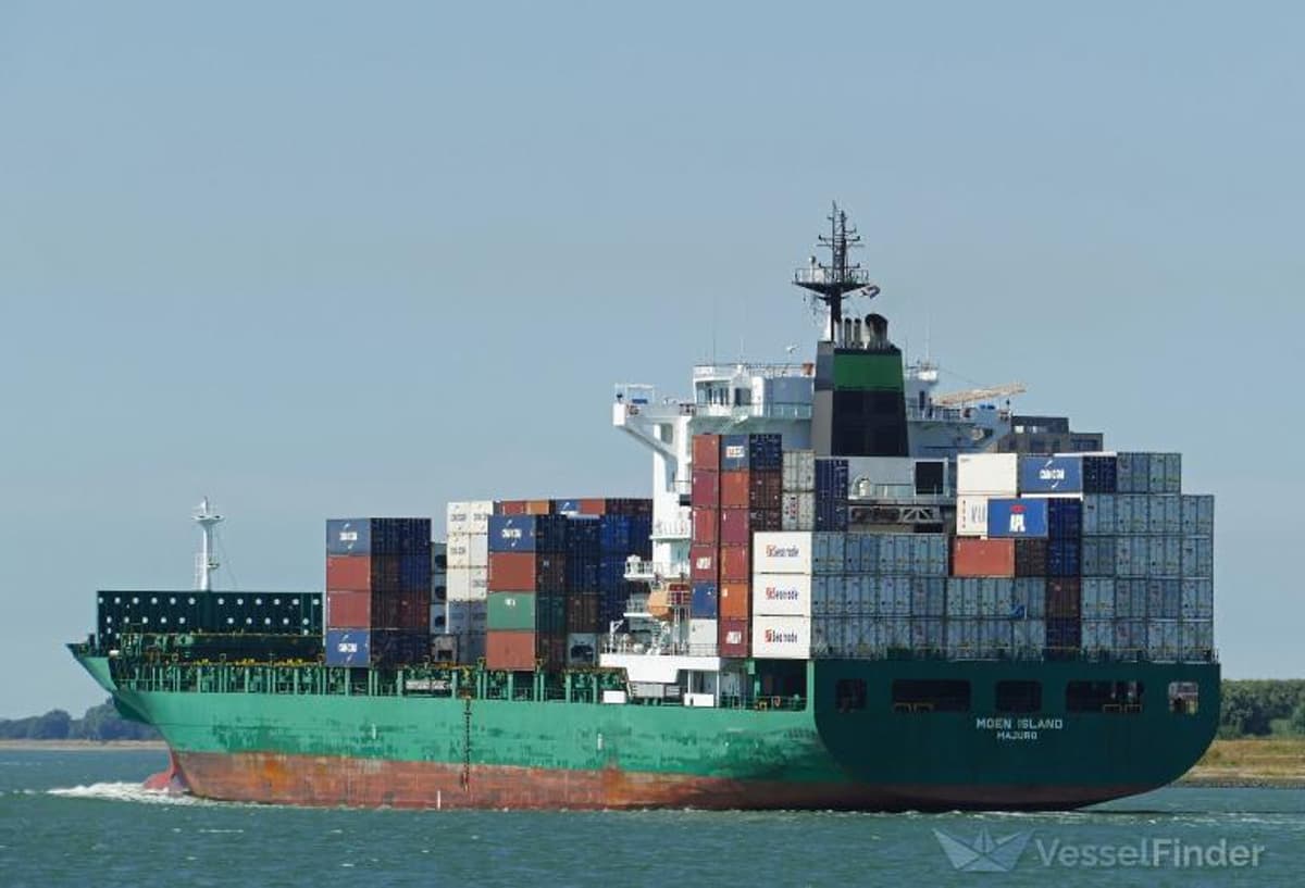 Shipments Stranded in Strait of Hormuz as Security Risks Halt Vessel Movements