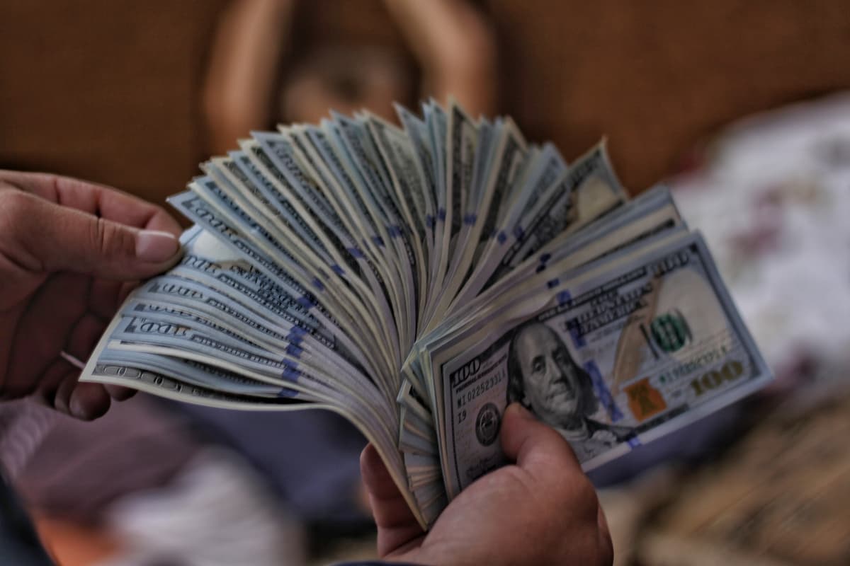10 Best Long-Term Dividend Stocks to Invest In According to Billionaires