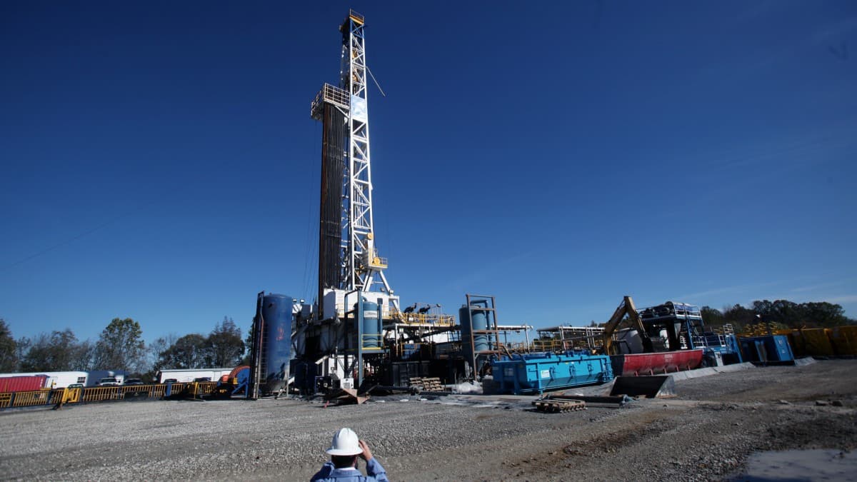 Permian Gas Glut Means Producers Are Paying Buyers to Haul It Away