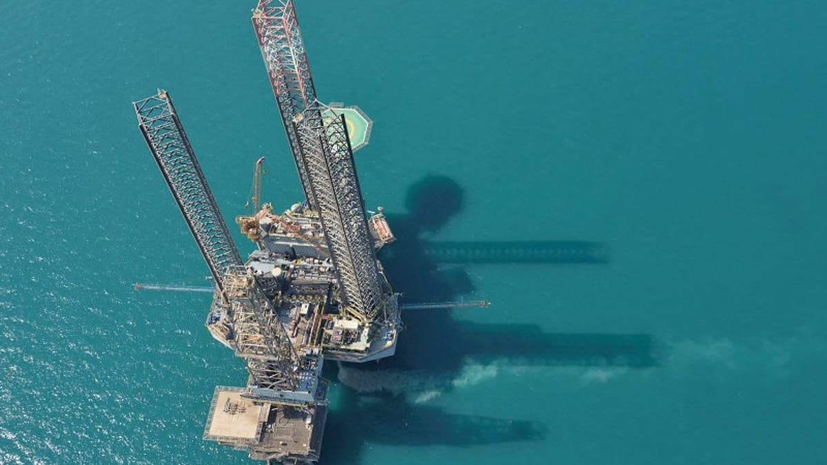 Why Oil Prices Are Falling Even as Tankers Remain Trapped