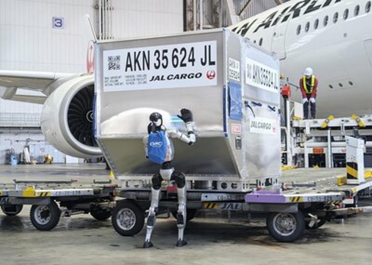 JAL, GMO to Test Using Humanoid Robots for Airport Ground Operations