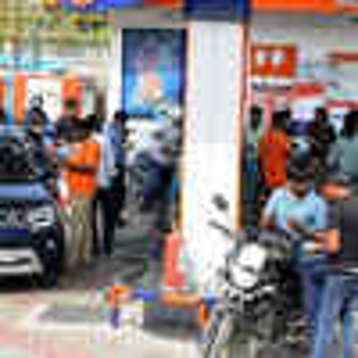 Fuel Shortage Triggers Panic Buying in Andhra, CM Reviews Situation
