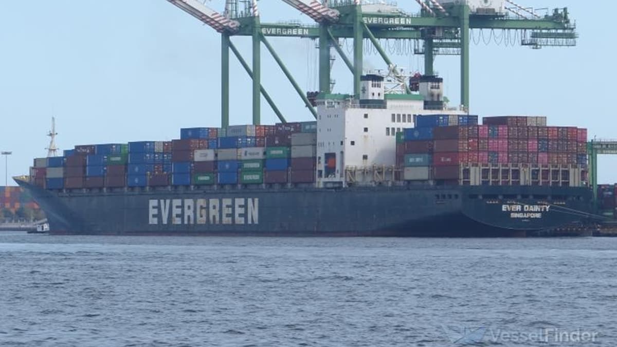 Is This the only Container Ship Trading Through Strait of Hormuz?