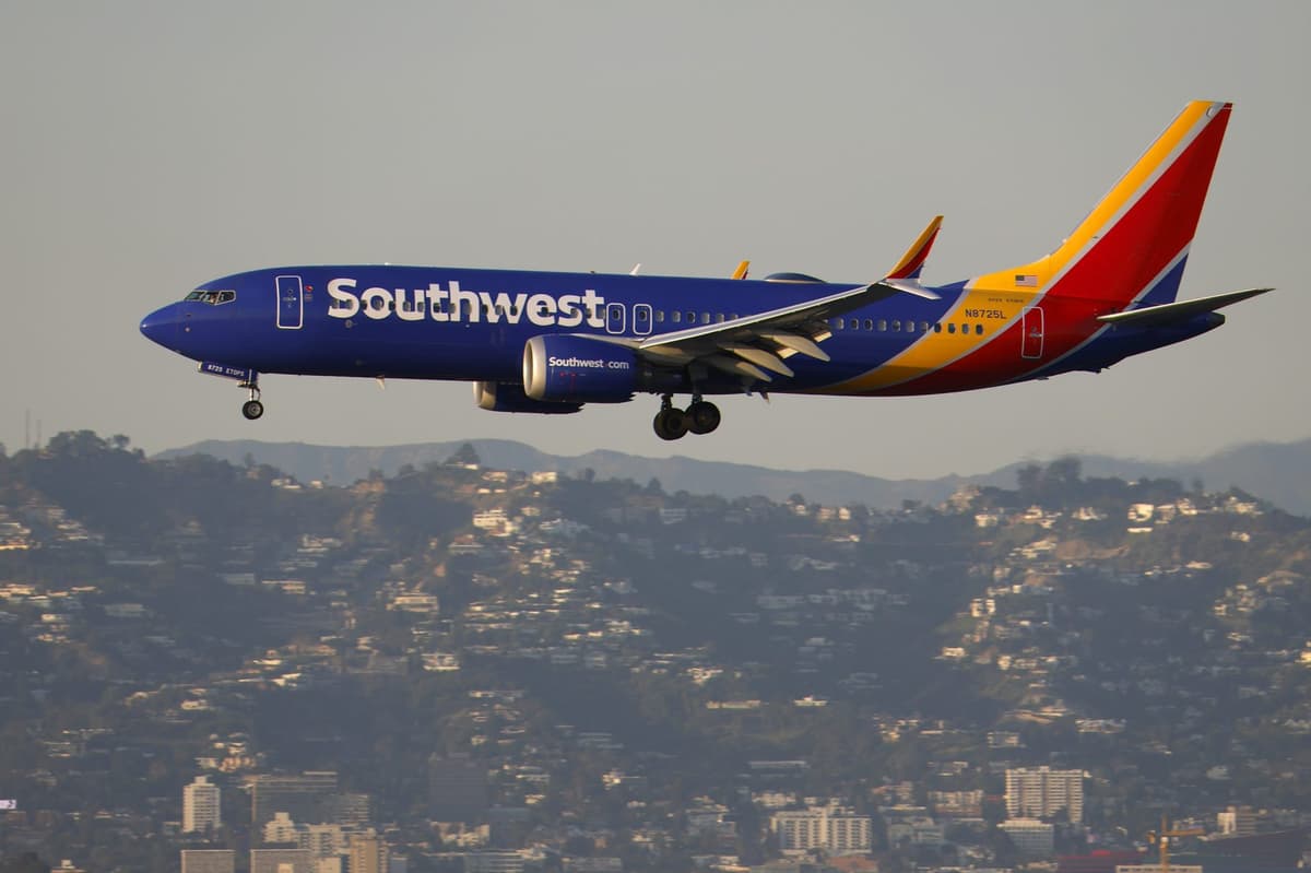 Southwest Air Drops as US Airlines Contend with Soaring Fuel