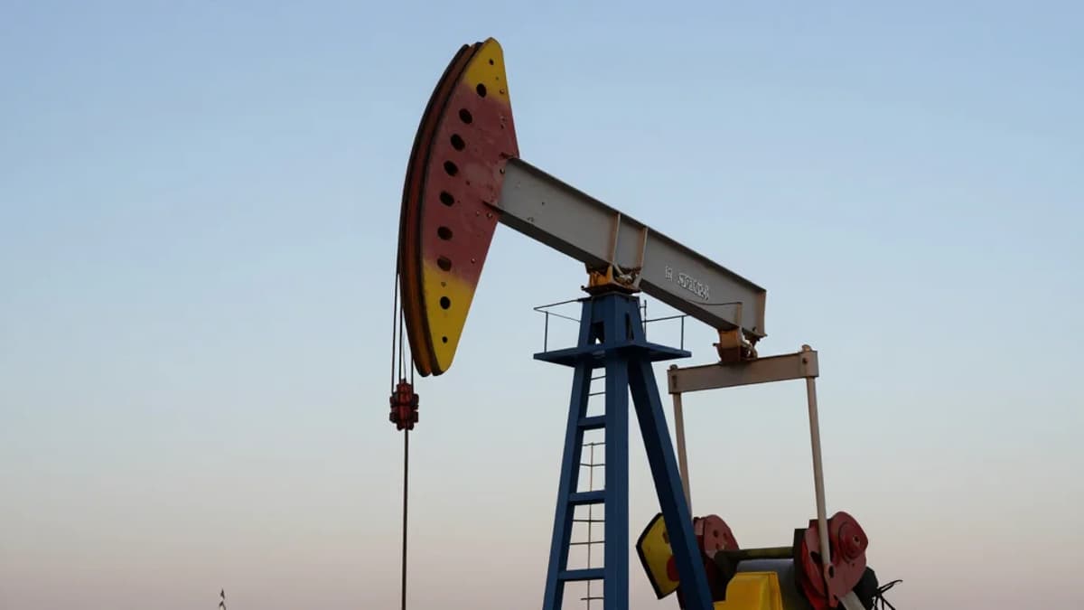 U.S. Rig Count Holds Steady as Oil Drilling Slips and Gas Activity Climbs