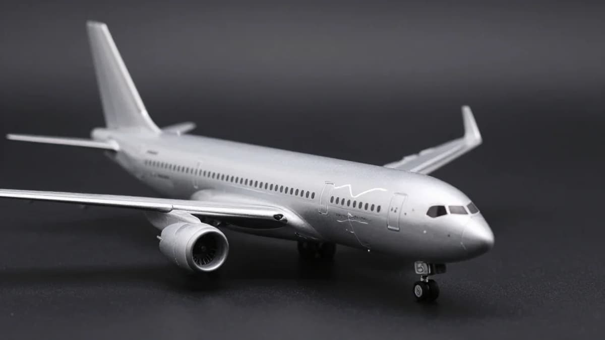 Alaska Air Group CCO Sells 5500 Shares After Company Invests $3B Into Hub Airports