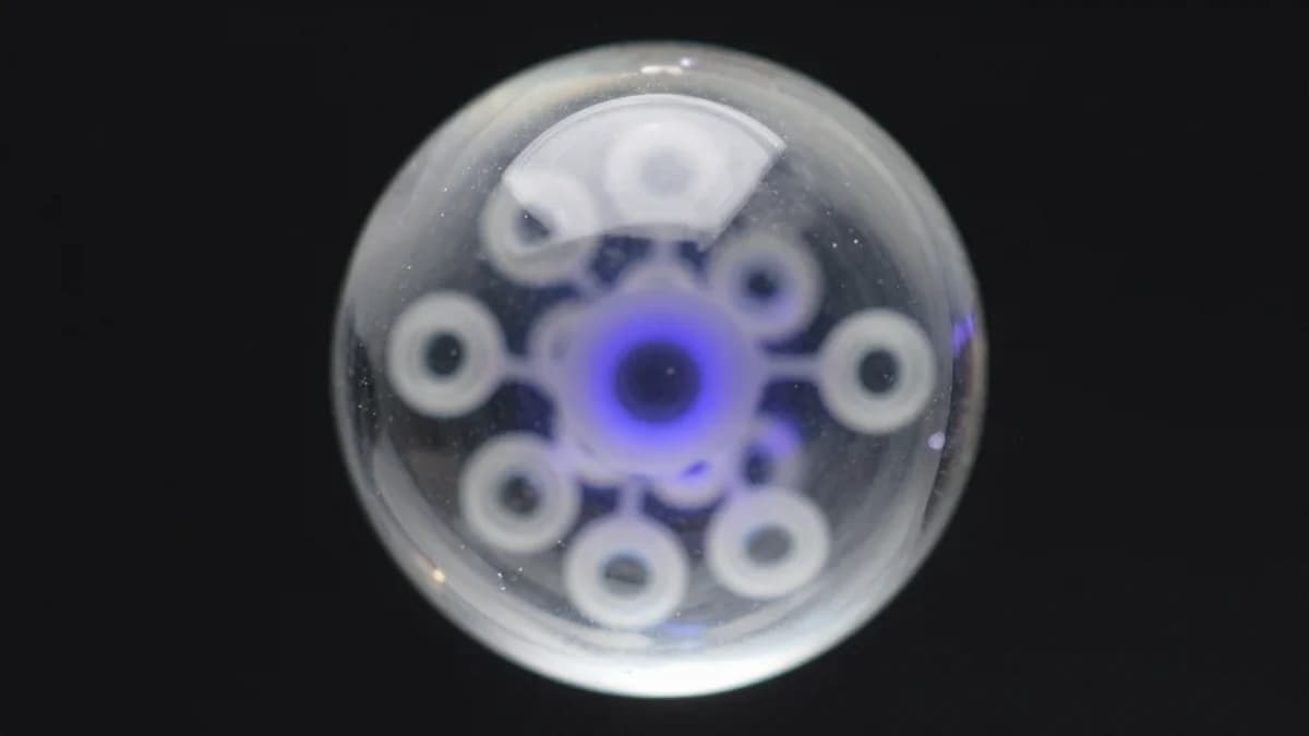 Photoacid‐Fueled Nanopropeller for the Controllable Motion of One‐Hole Colloidal Motors with On‐Board ATP Supply