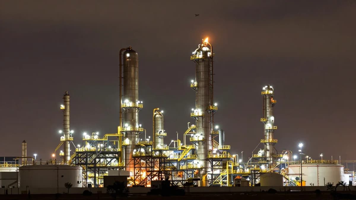 Iranian Drone Strike Shuts Major Saudi Refinery, Raising Oil Risk