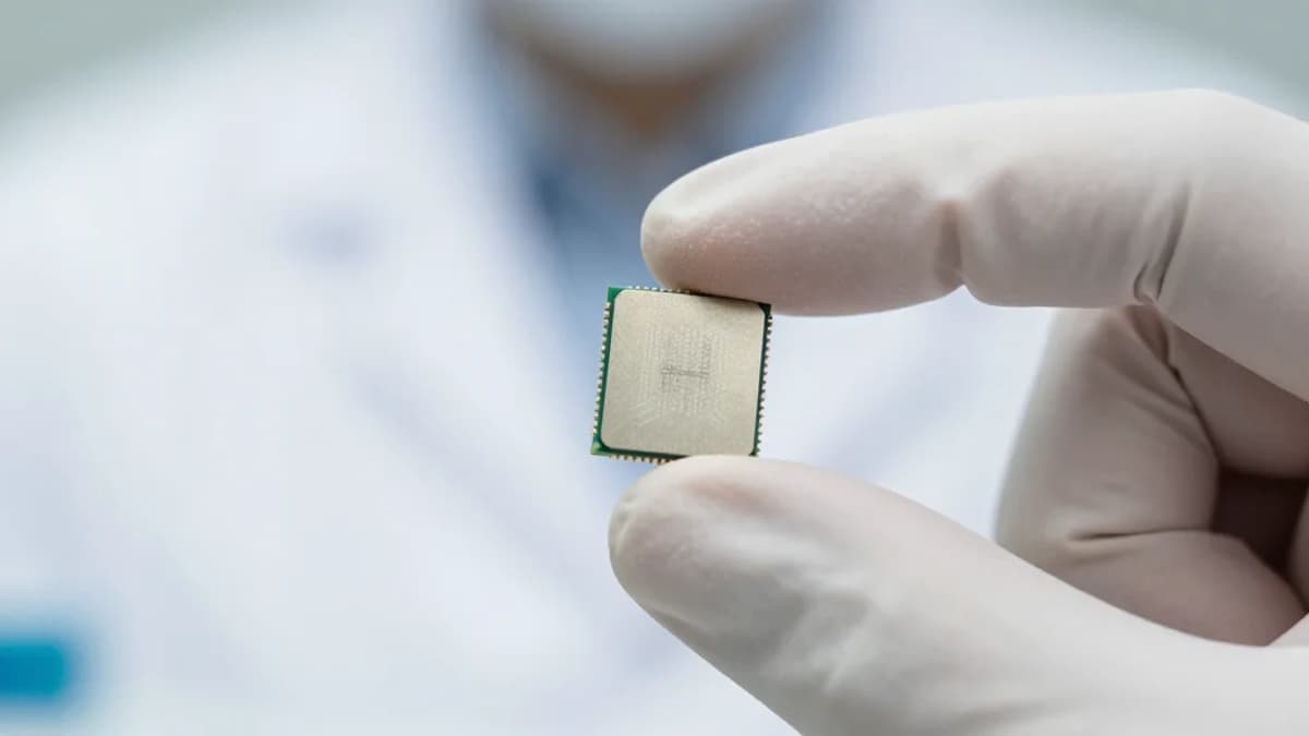 Miniaturized Self‐Powered Perovskite Spectrometer