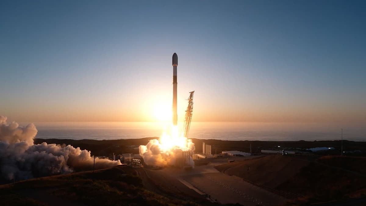 SpaceX Launches Starlink Satellites During Amazing Californian Sunset, Nails Landing