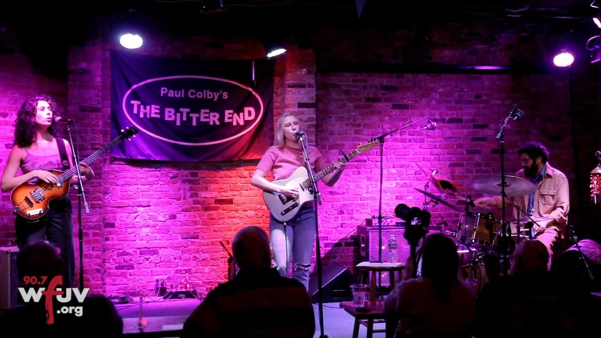 Billie Marten - "Crown" (Live at The Bitter End)