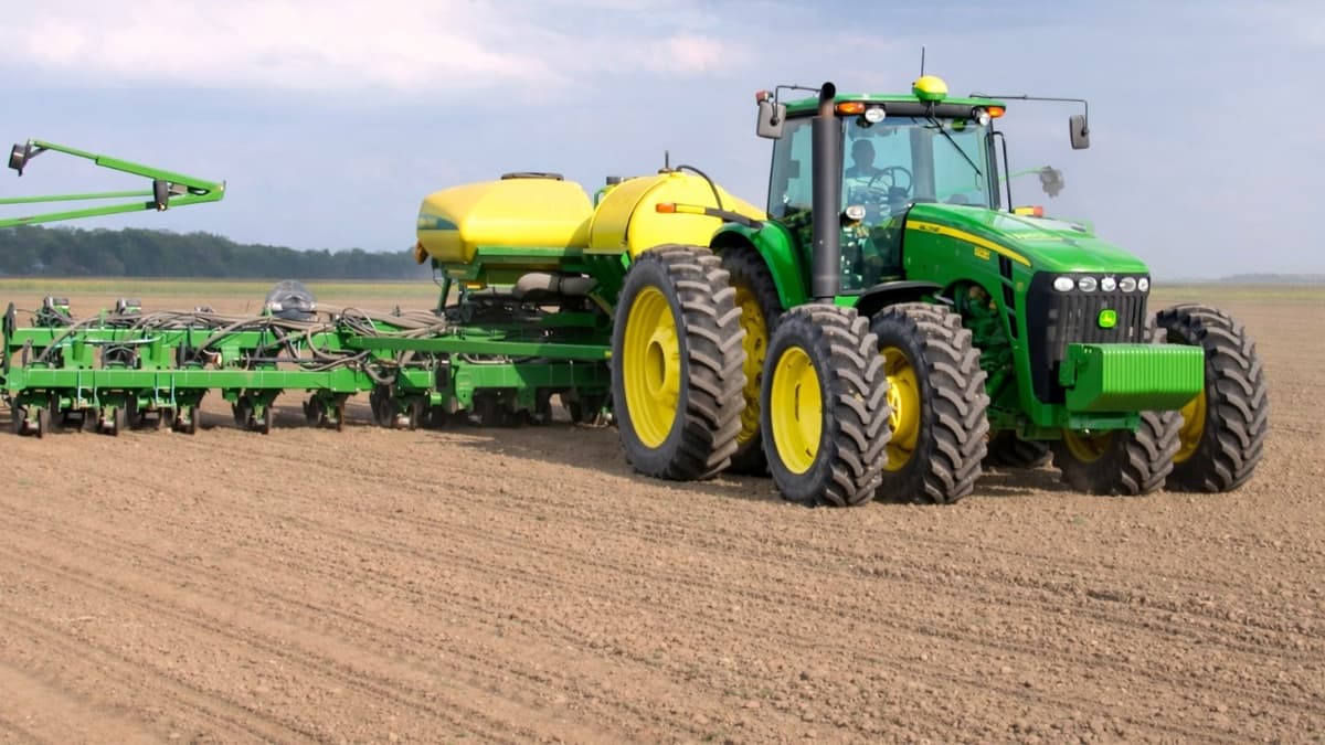 JOHN DEERE 8430 Tractor Planting Corn