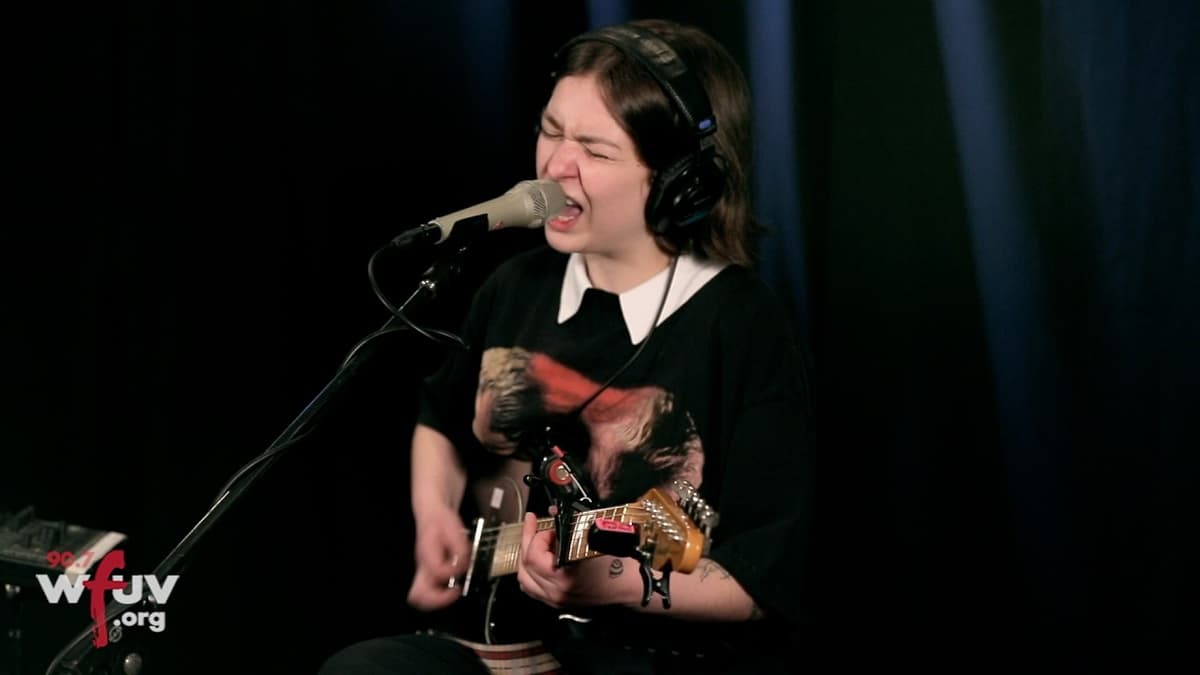 Snail Mail - "Tractor Beam" (Live at WFUV)