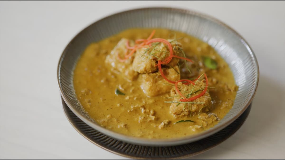 Gang Kua Hed Kareng: Thai Yellow Curry with Mushrooms and Fried Tofu