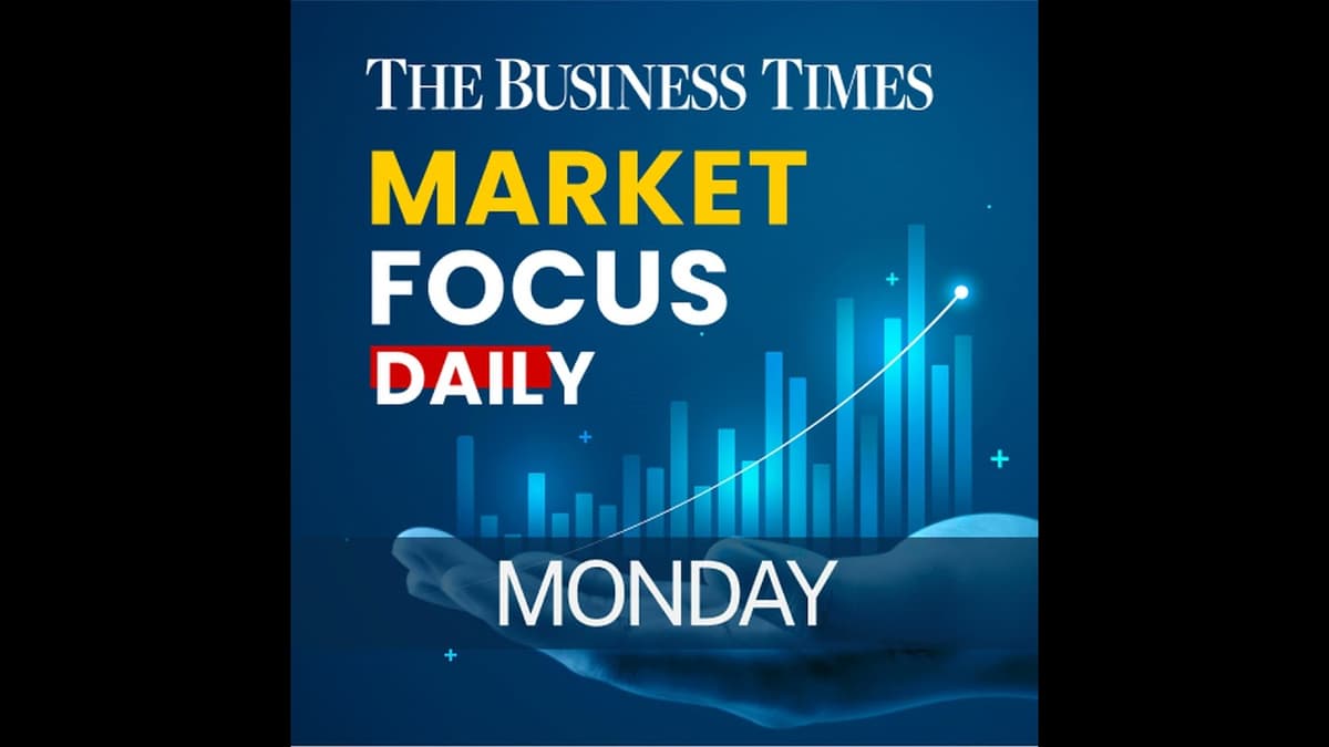 Safe-Haven Shift: Dollar Gains Strength While Gold Falters on Inflation Fears