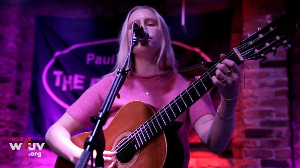 Billie Marten - "Planets" (Live at The Bitter End)