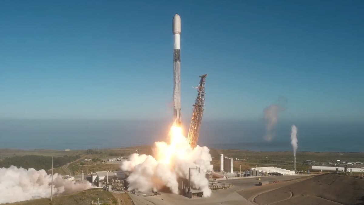 SpaceX Launches Starlink Satellites as a Private Company for Last Time, Nails Landing