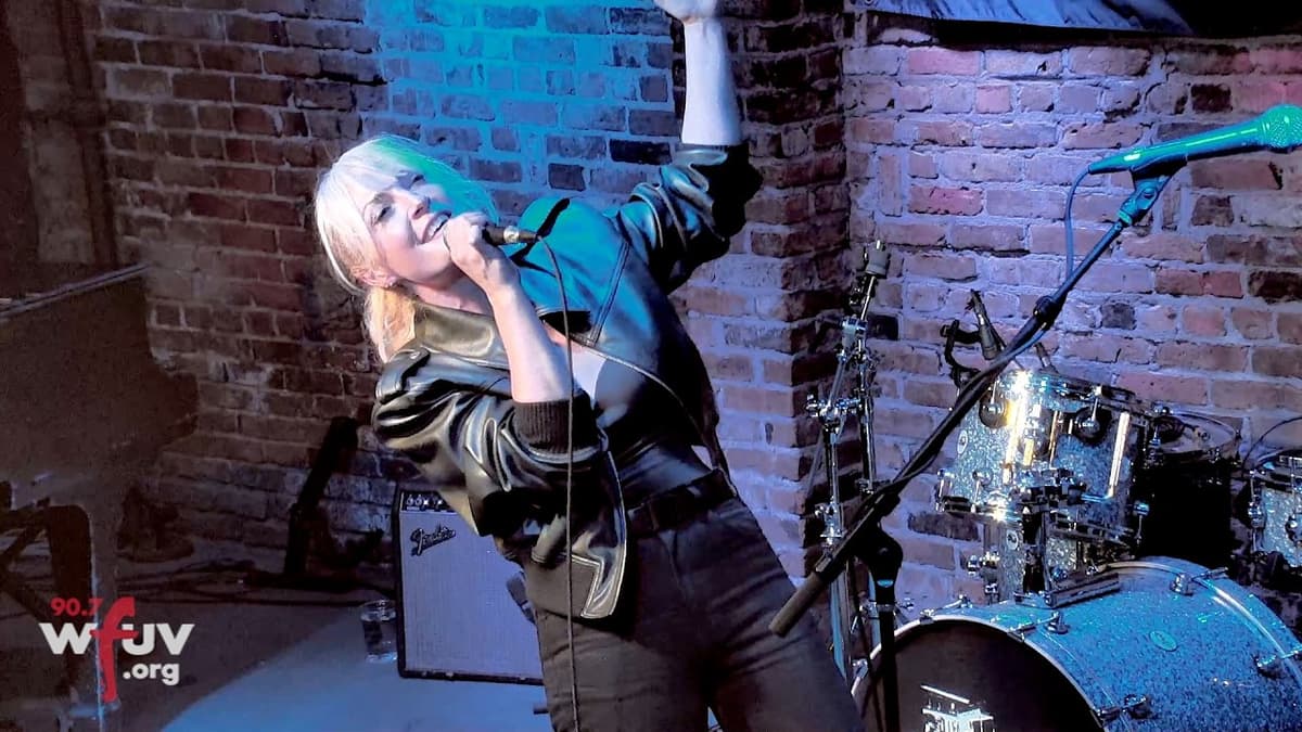 Metric - "Victim of Luck" (Live at The Bitter End)