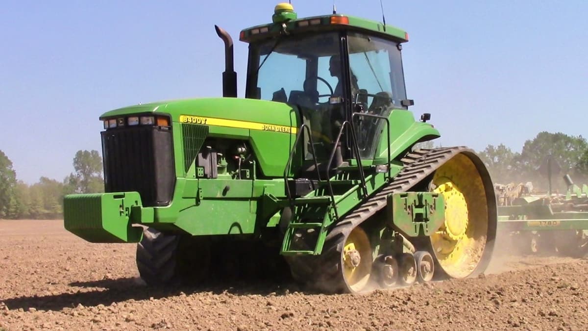 JOHN DEERE 8400T Tractor Planting Corn