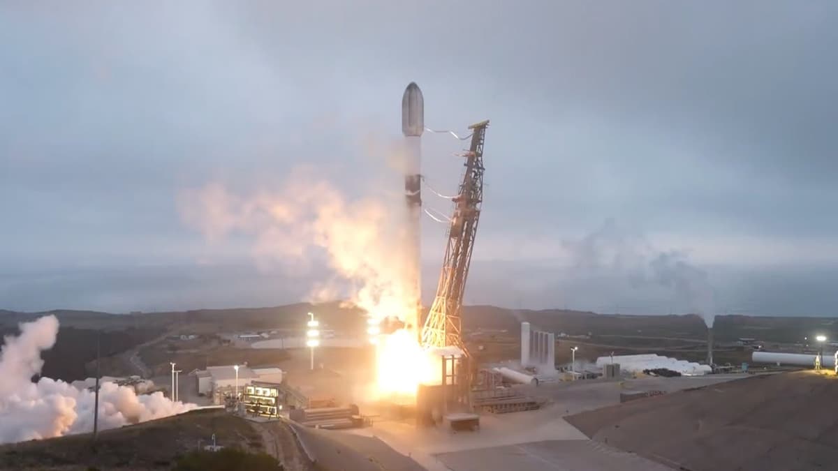 Blastoff! SpaceX Launches 24 Starlink Satellites, Nails 3rd Rocket Landing of the Day
