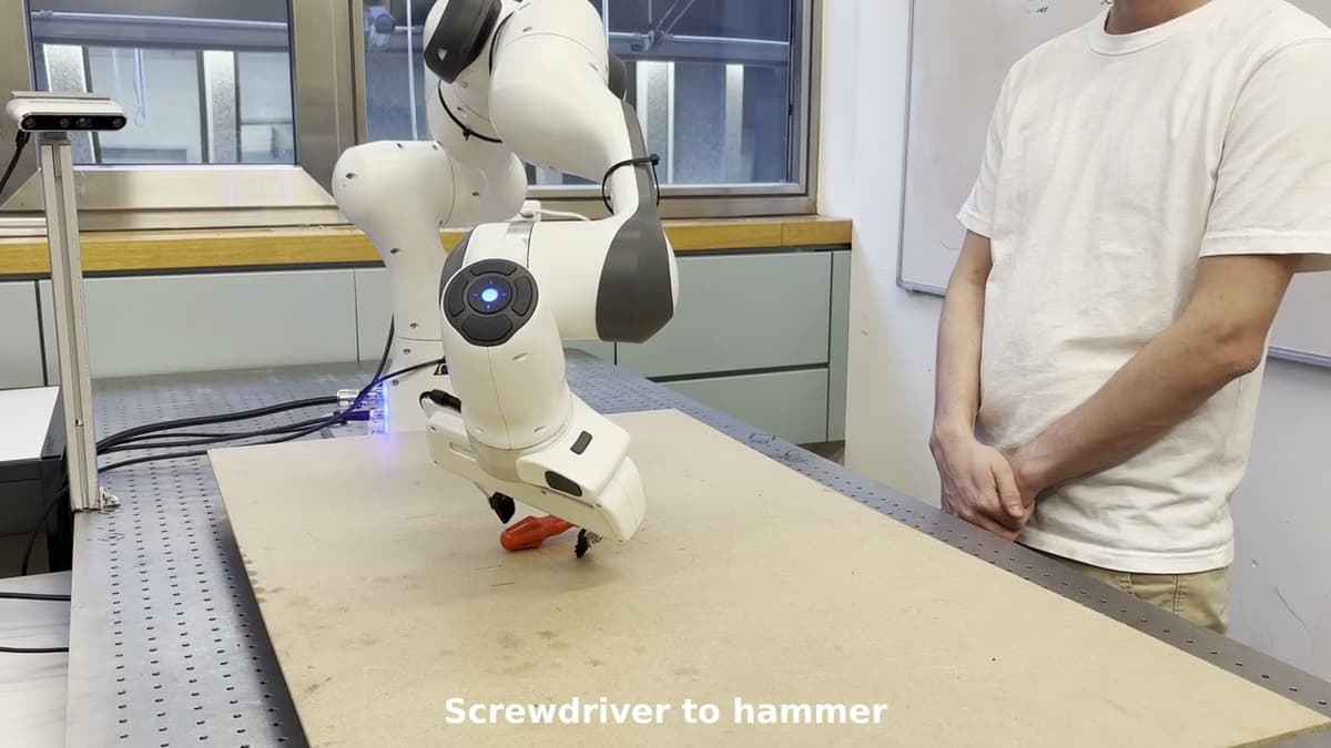 LLM-Handover: Exploiting LLMs for Task-Oriented Handovers