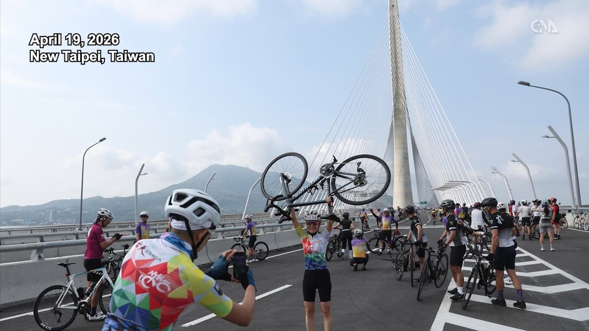 Thousands Run, Cycle Across Danjiang Bridge Before It Opens