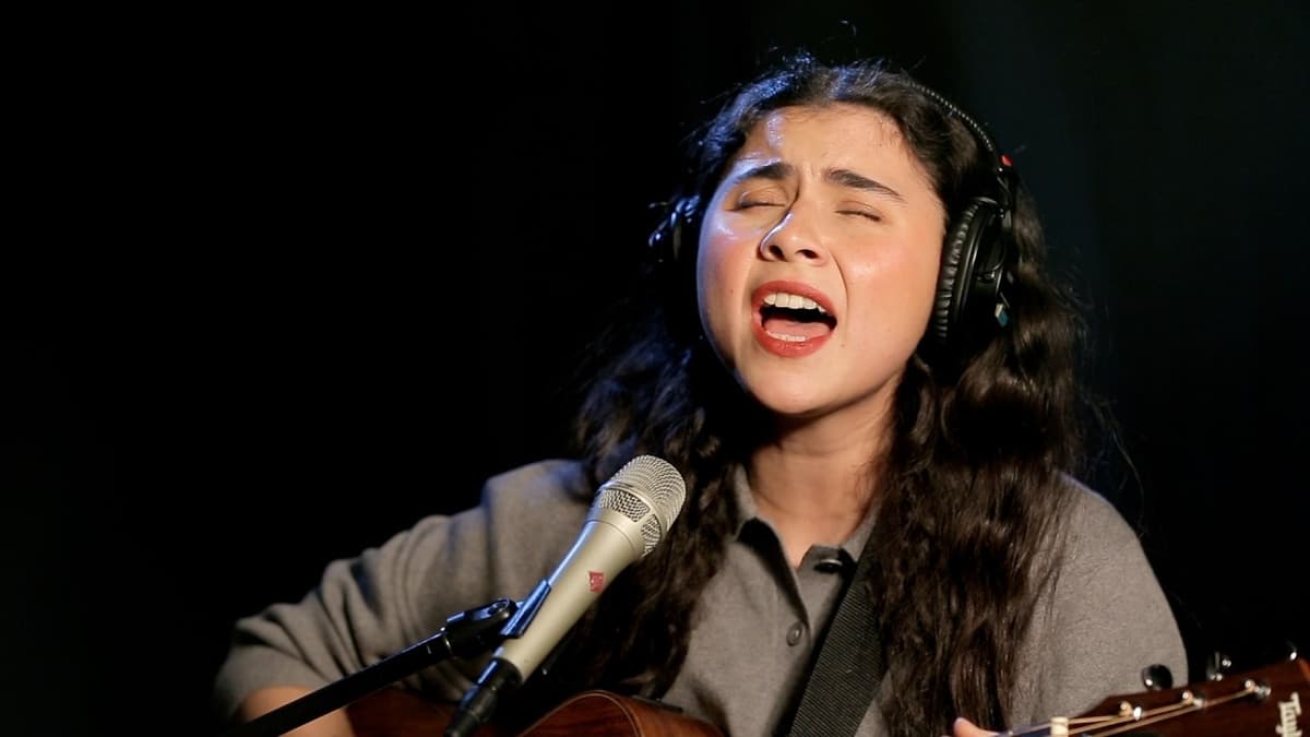Silvana Estrada - "Dime" (Live at WFUV)