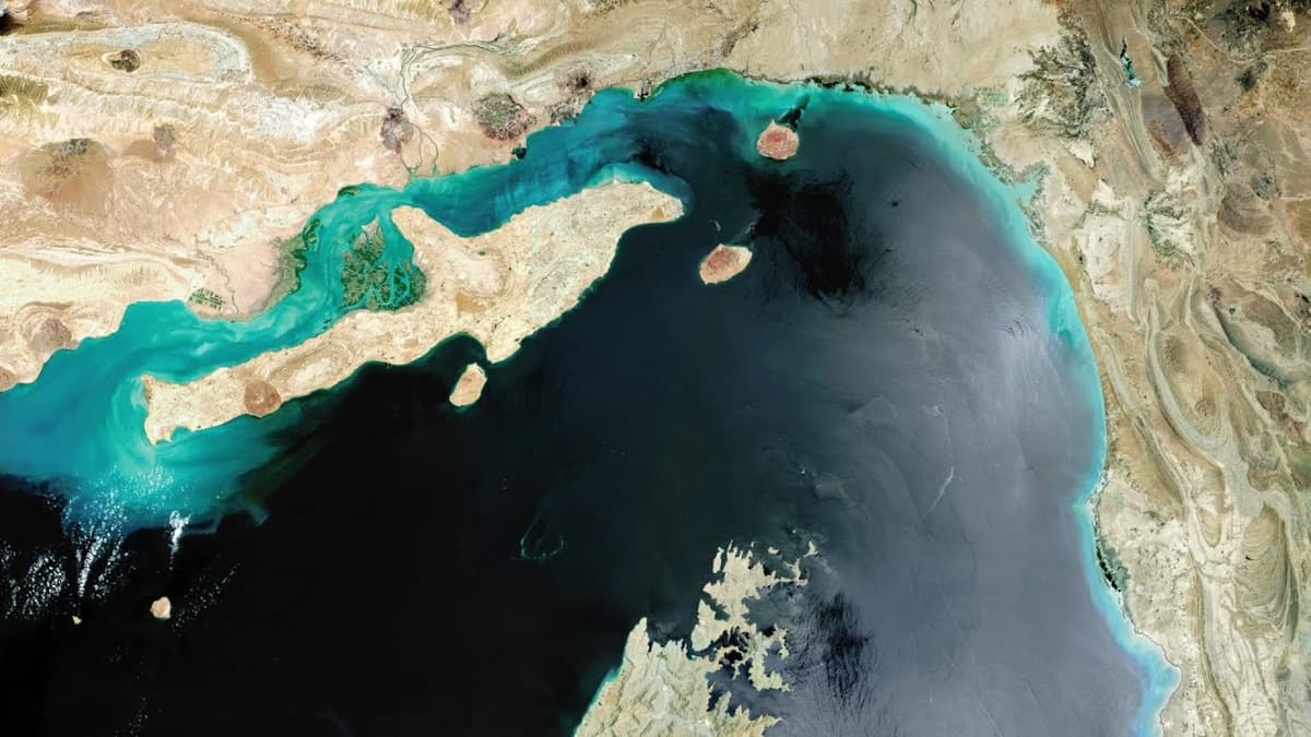 Chinese Oil Tanker Defies Trump’s Blockade Through Strait of Hormuz