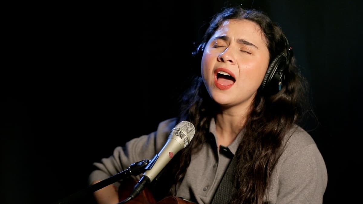 Silvana Estrada - "Flores" (Live at WFUV)