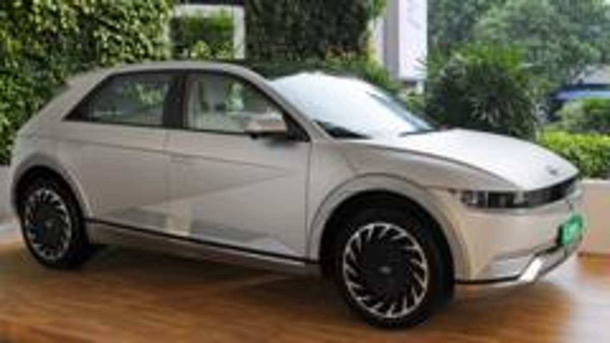 Costly Fuel Pushes More Indians to Buy Electric Cars but Challenges Remain