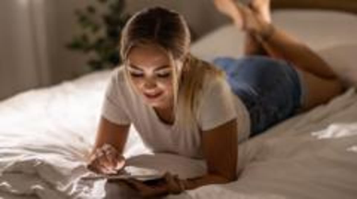 Single 20-Somethings Need AI to Make First Move on Dating Apps - Hinge Boss