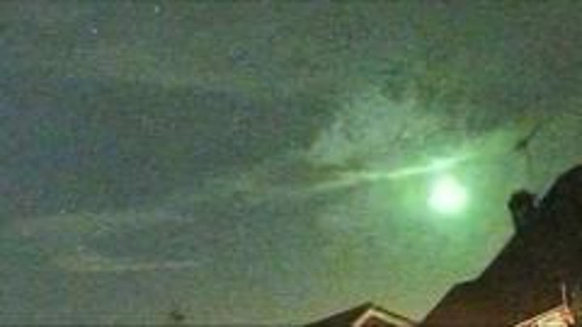 Meteor Lights up Night Sky over Kent