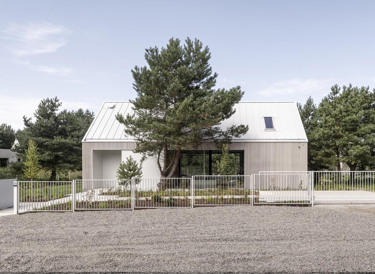 Kownatki Lake House  / Archmondo