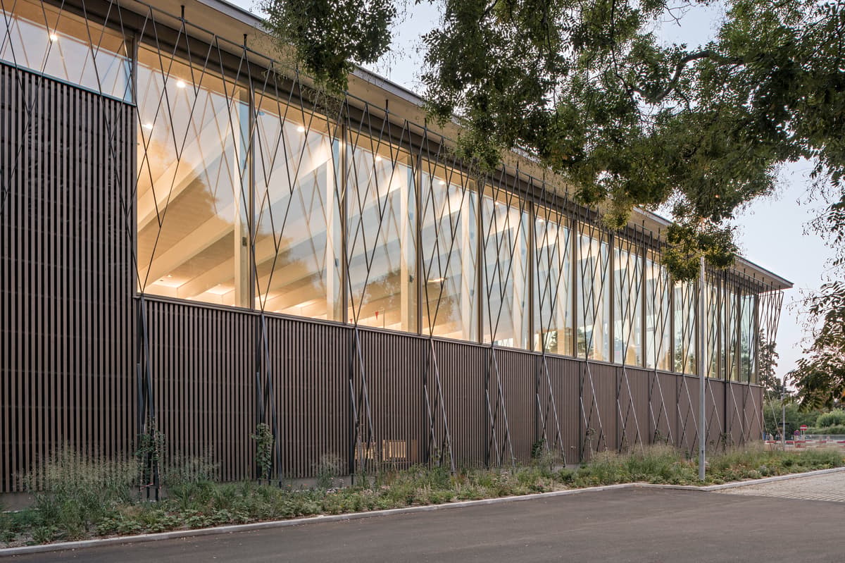 Public Swimming Pool Großfeldsiedlung / Illiz Architektur