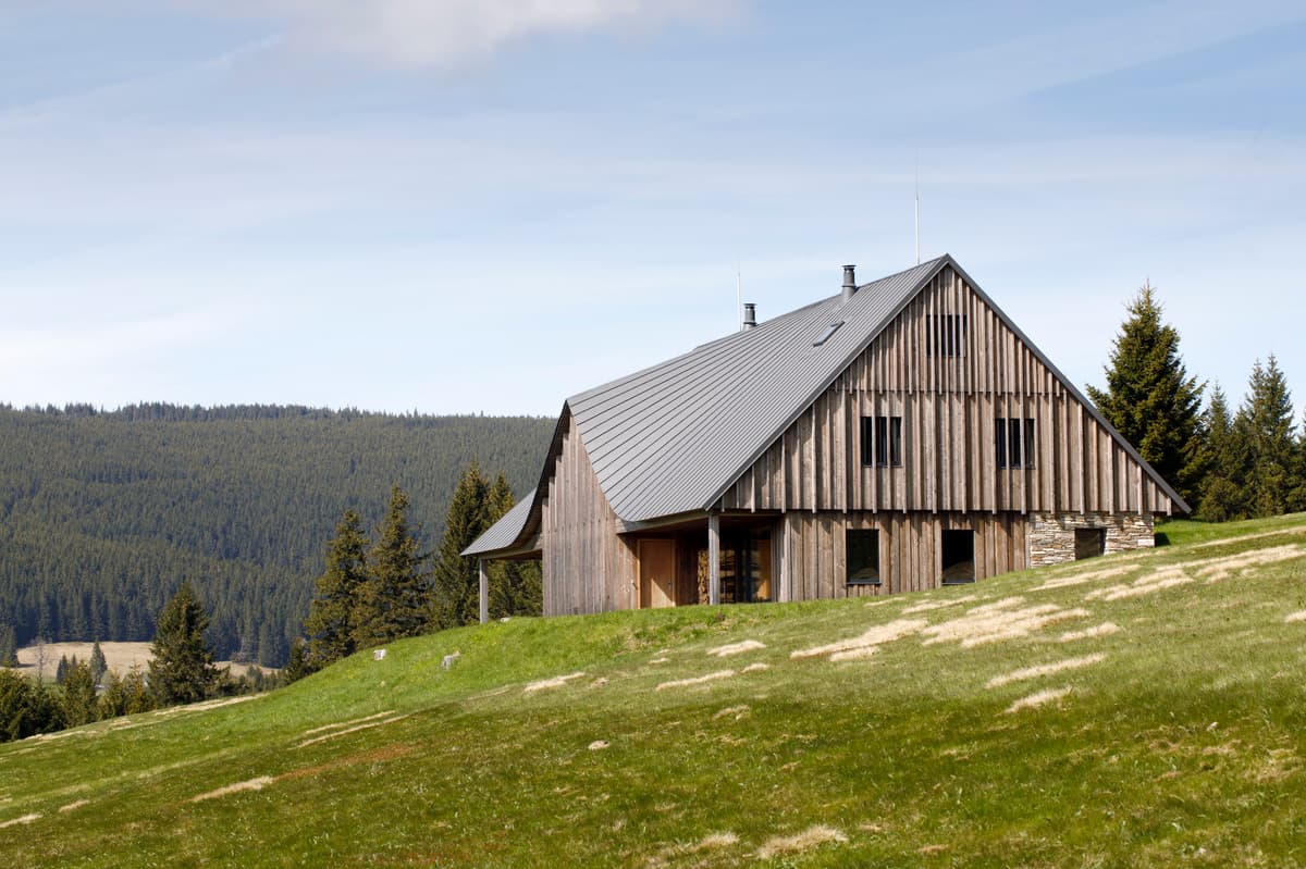 A House in a Mountain Meadow / Atelier SAD