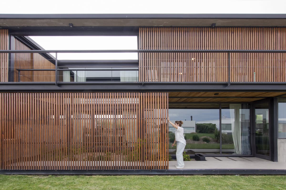 Detached House in the La Reserva Neighborhood Bahía Blanca / Vagón Arquitectura