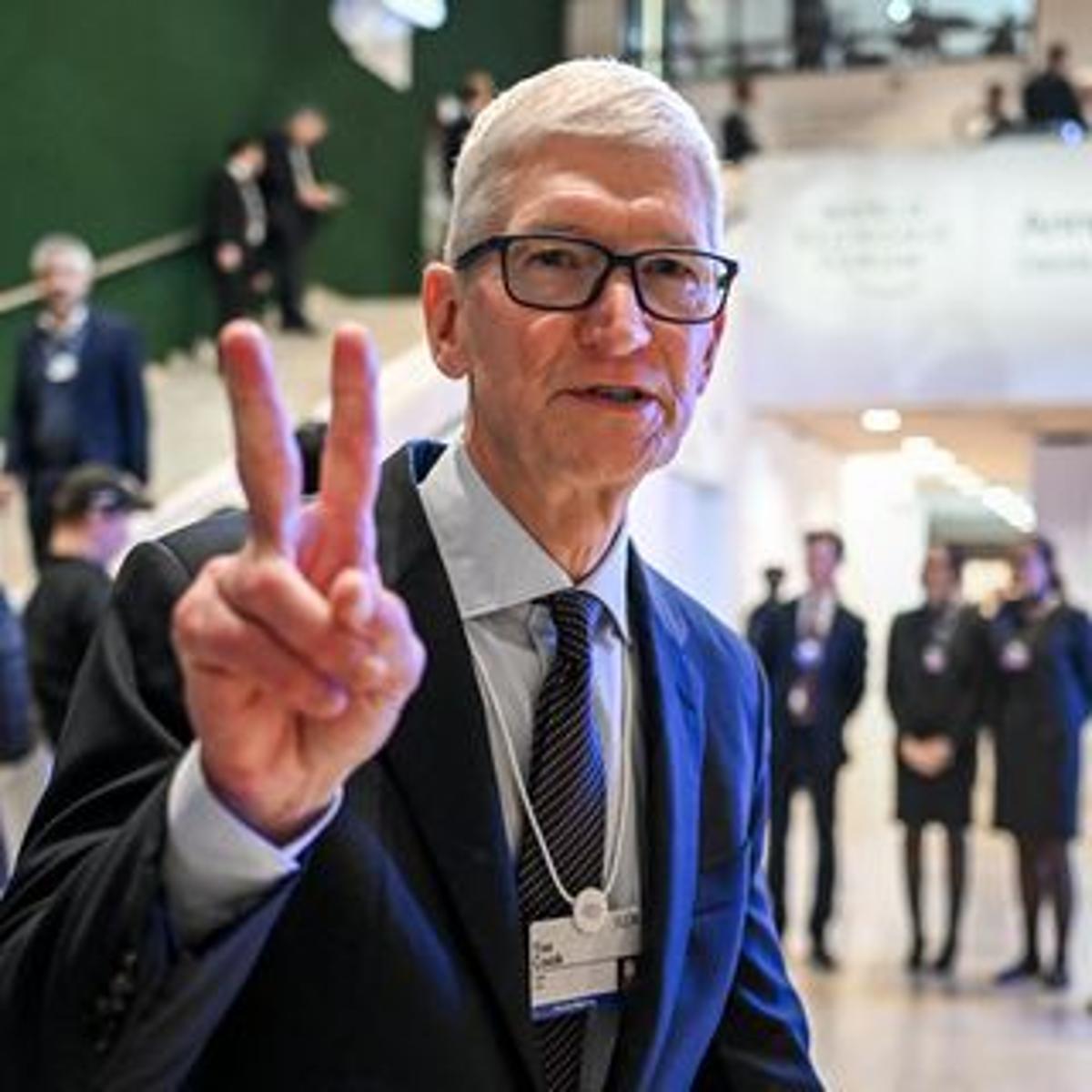 Apple Enters Post-Cook Era Chasing Its Next Hit