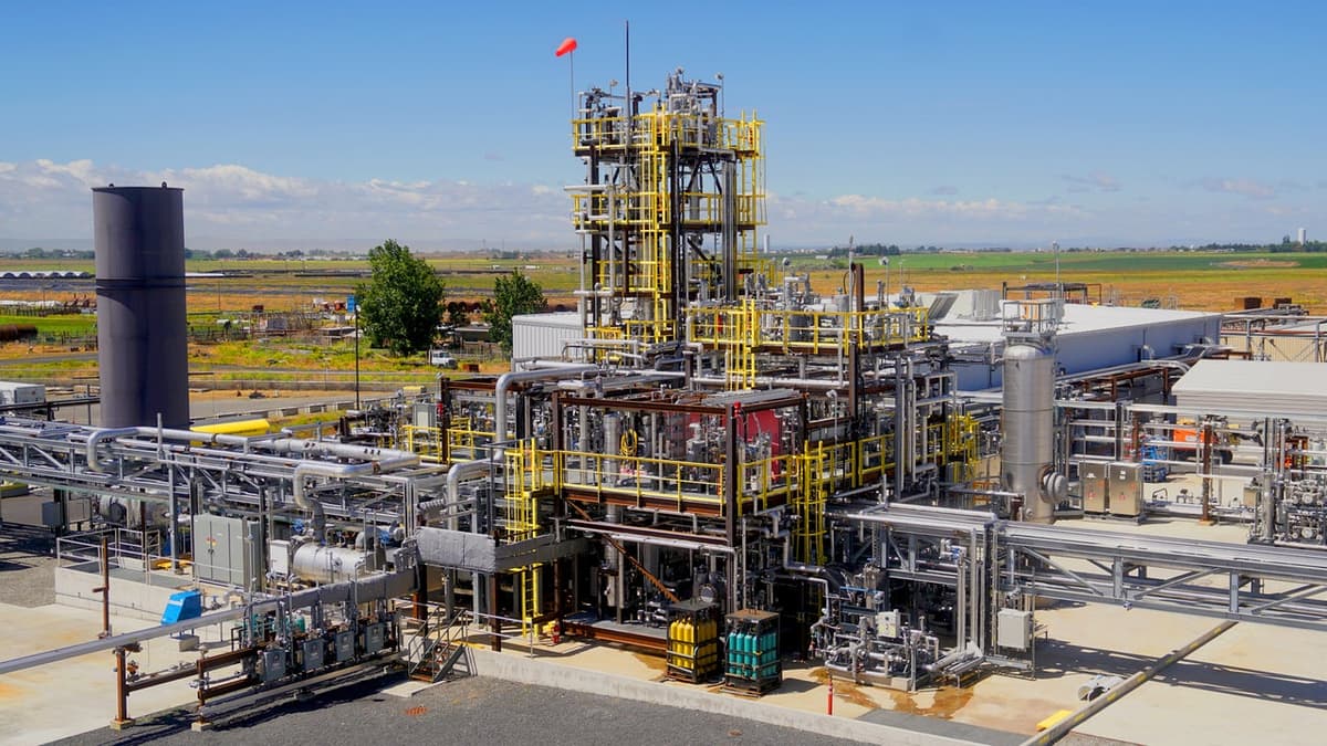 This New Factory Just Commercialized Jet Fuel Made From CO2