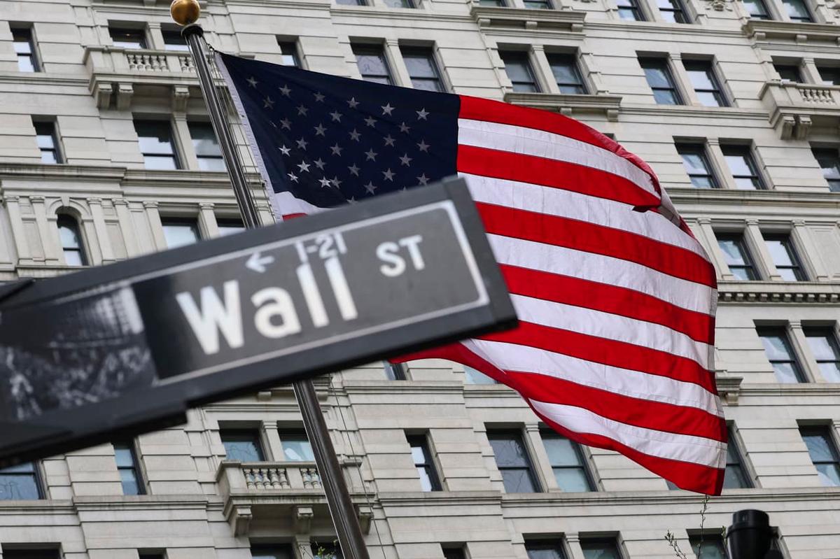 U.S. Stock Futures Mixed, Oil Rises Ahead of a Busy Week for Wall Street