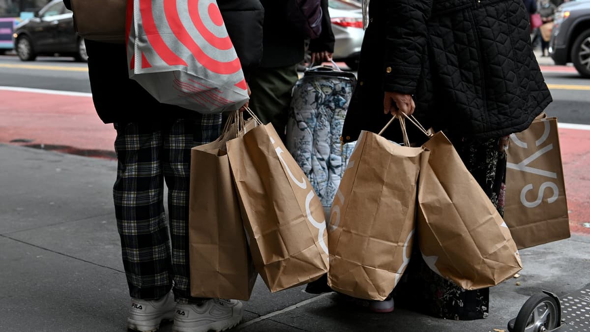 US Consumer Sentiment Drops to Record Low in April