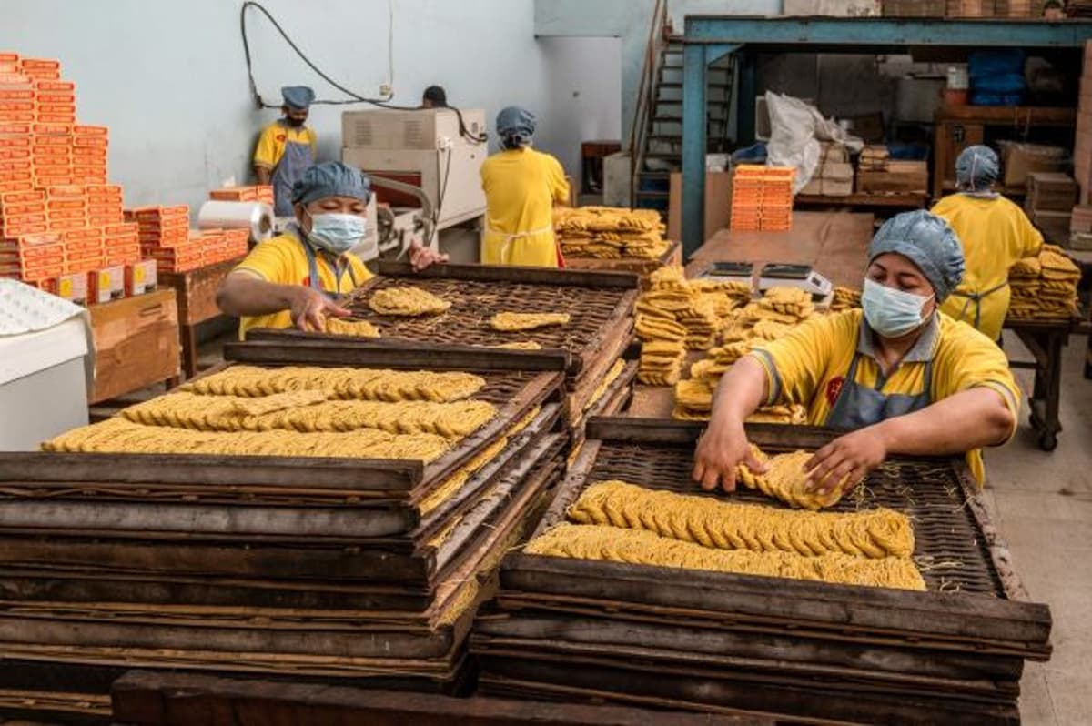 Manufacturing Shrinks in April as Costs Surge on Mideast War