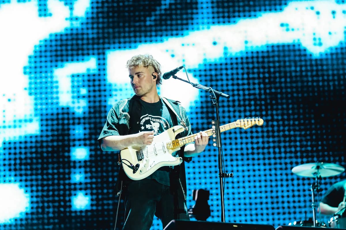 Sam Fender and Olivia Dean’s ‘Rein Me In’ Scores a Seventh Week at UK Number 1