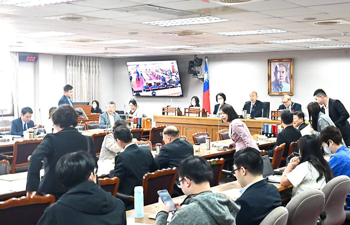 KMT Lawmakers Clash over Defense Budget Cap