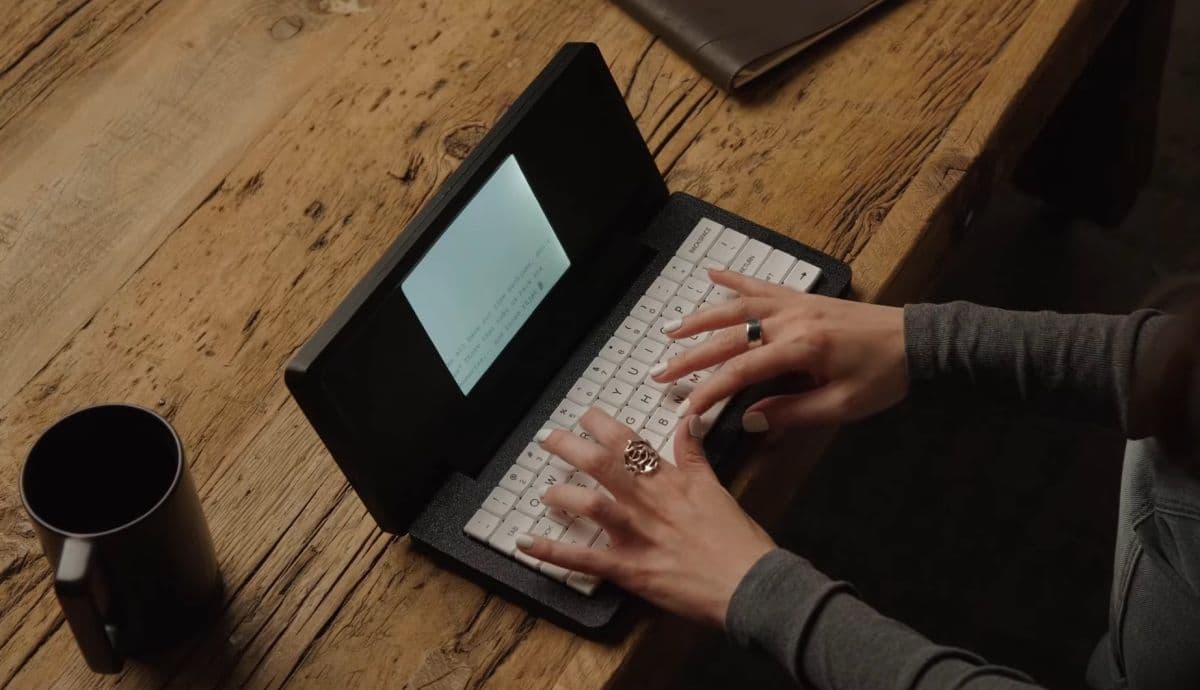 Zerowriter Fold Is a Distraction-Free Writing Device with an E Ink Display, Mechanical Keyboard and Clamshell Design (Crowdfunding)
