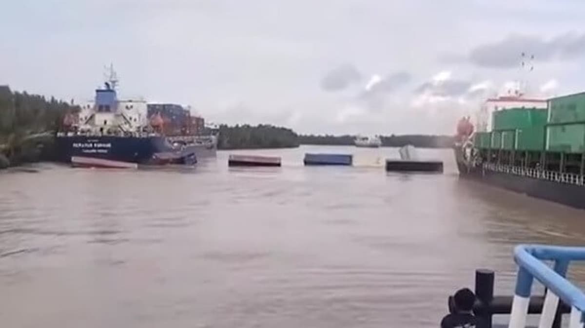 Two Container Feeders Collide in East Kalimantan