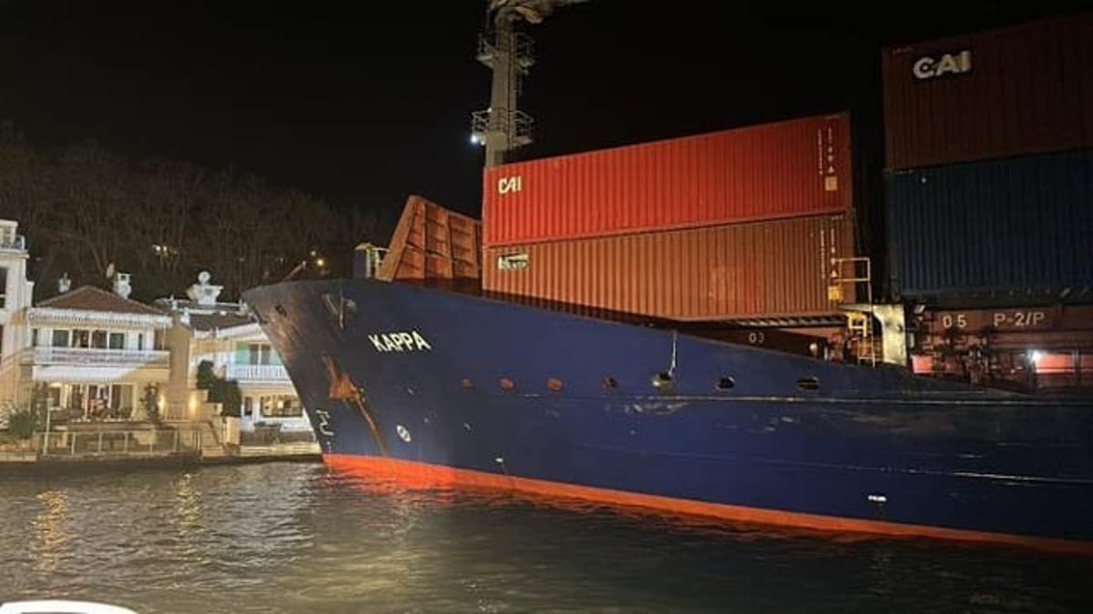 Turkish Boxship Arriving From Russia Breaks Down and Blocks Bosphorus