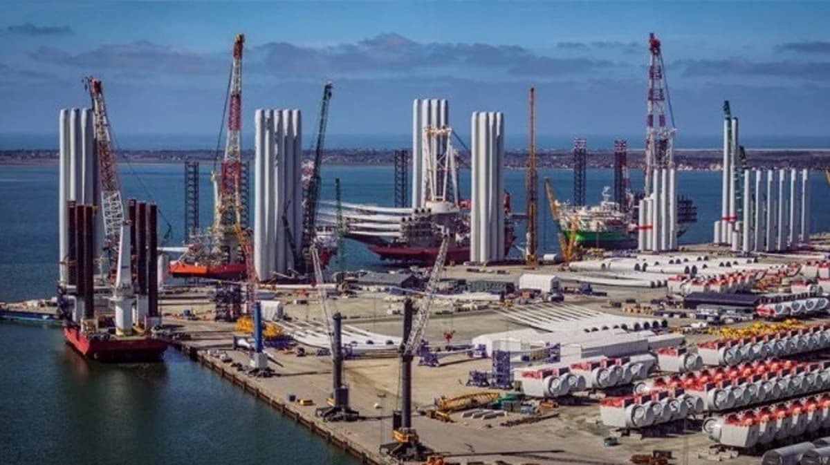WTIV Loses Control in Danish Port Damaging Blades for Offshore Wind Farm