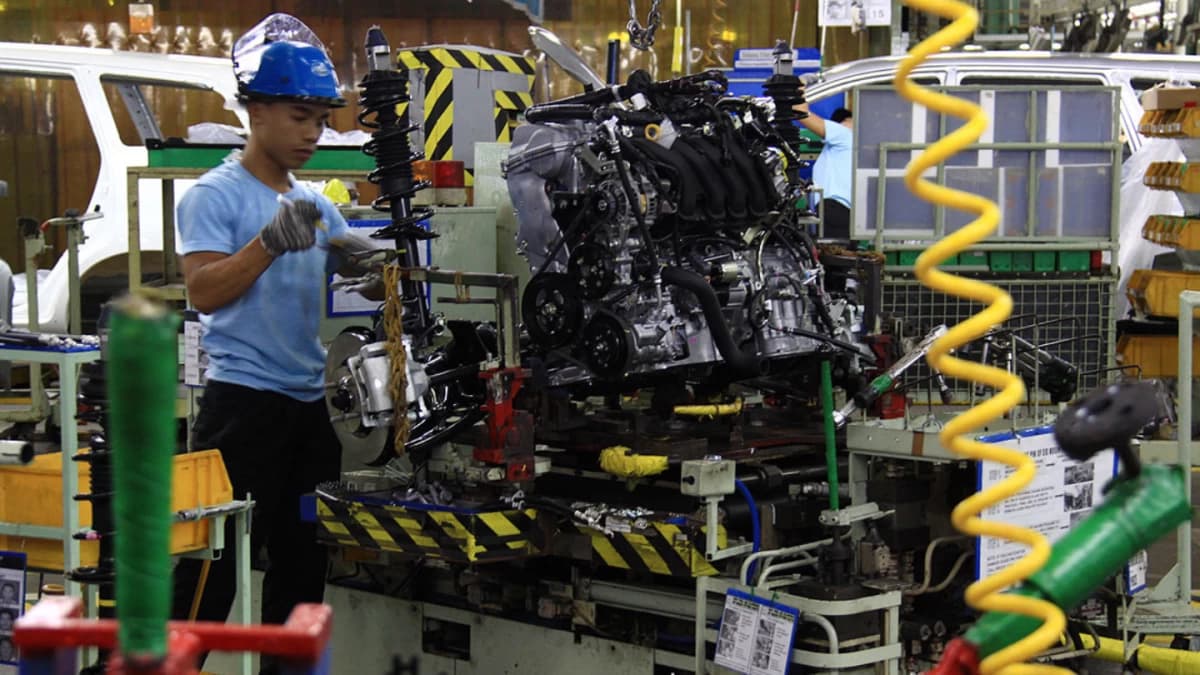 Philippine Manufacturing Shrinks in April as War-Driven Costs Bite